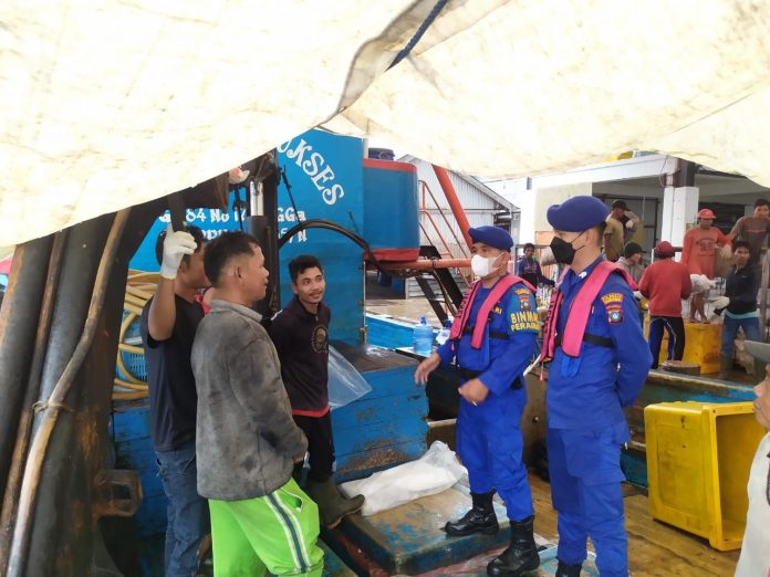 Satuan Polairud Polresta Tanjungpinang melakukan patroli sekaligus memberikan himbauan kepada masyarakat pengguna angkutan transportasi laut, Kamis (3/11). F,Sat Polairud Polresta Tanjungpinang