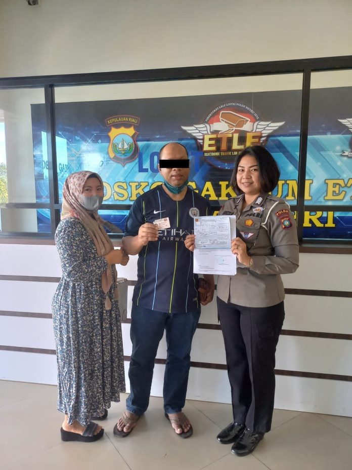 Salah satu WNA diberi sanksi pelanggaran ETLE oleh Direktorat Lalu Lintas Polda Kepri, di Posko ETLE Ditlantas Polda Kepri Rabu (23/11) F,Ditlantas Polda Kepri