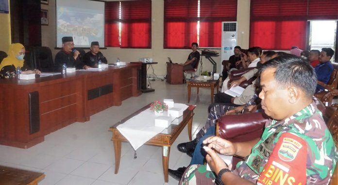 Kepala Dinas Sosial Kota Tanjungpinang, Achmad Nur Fatah Jumat (4/11) menyampaikan pemko Tanjungpinang akan mulai menerapkan arahan Kemensos melalui surat Direktur Jenderal Penanganan Fakir Miskin nomor 1902/4/2/HK.05.02/05/2019, terkait pemasangan daftar nama KPM bantuan sosial di tempat umum F, Diskominfo Tanjungpinang