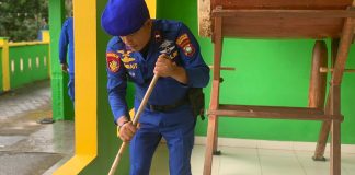 Jelang Hut Polairud Ke-72, Sat Polairud Polresta Tanjungpinang Gelar Bansos di Tempat Ibadah Sat Polairud Polresta Tanjungpinang menggelar aksi bakti sosial bersih-bersih tempat ibadah di Masjid Al-Huda dan Kelenteng Pohon Beringin Jl. Senggarang Kota Tanjungpinang, Rabu (09/11) F,Sat Polairud Polresta Tanjungpinang