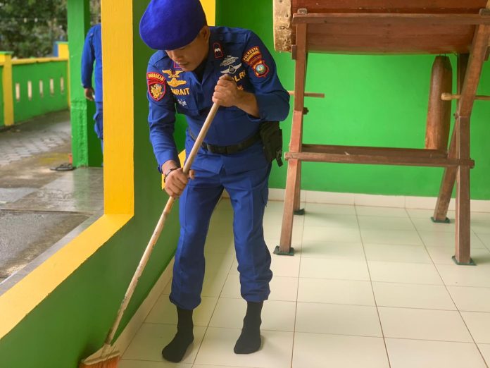 Sat Polairud Polresta Tanjungpinang menggelar aksi bakti sosial bersih-bersih tempat ibadah di Masjid Al-Huda dan Kelenteng Pohon Beringin Jl. Senggarang Kota Tanjungpinang, Rabu (09/11) F,Sat Polairud Polresta Tanjungpinang