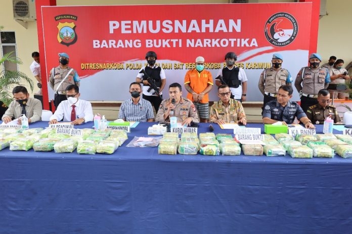 Polda Kepri musnahkan barang bukti narkotika jenis sabu jaringan international Malaysia-Indonesia seberat 58 kilogram di Gedung Graha Lancang Kuning, Kamis (10/11) F, Polda Kepri