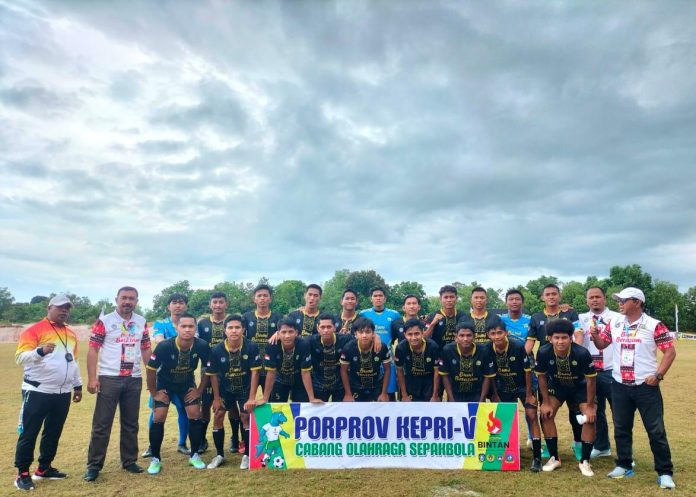 Tim sepakbola Pemkab Karimun keluar sebagai juara sepak bola Pekan Olah Raga Provinsi (Porprov) Kepri yang digelar di Stadion Megat Alang Perkasa, Bintan, Minggu (12/11) F,Tim Karimun