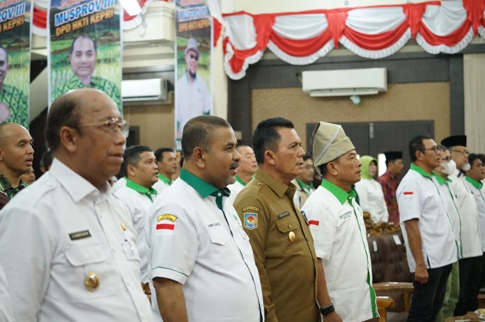 Gubernur Ansar saat menghadiri Pelantikan Pengurus DPD HKTI Provinsi Kepulauan Riau dan DPC HKTI Kabupaten/ Kota se-Kepulauan Riau Masa Bhakti tahun 2022-2027 Aunur Rafiq sebagai Ketua DPD HKTI Provinsi Kepulauan Riau dilantik langsung oleh Ketua Umum DPP HKTI yang juga Kepala Staf Kepresidenan (KSP) Jenderal TNI (Purn) Moeldoko di Gedung Nasional, Karimun, Senin (22/11) F,Diskominfo Kepri