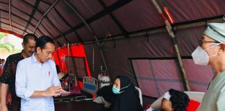 Presiden Jokowi Pastikan Pelayanan Para Pasien Gempa Cianjur ke RSUD Sayan Cianjur Presiden RI Joko Widodo (Jokowi) mengunjungi Rumah Sakit Umum Daerah (RSUD) Sayang Cianjur, di Kabupaten Cianjur, Provinsi Jawa Barat, pada Kamis (24/11/2022). Foto: Laily Rachev