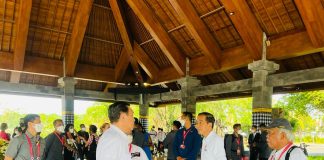 Tunjukan Kepedulian Indonesia akan Lingkungan, Presiden Jokowi Bawa Pemimpin Negara G20 ke Tahura. Presiden Jokowi berbincang dengan Menko Marves Luhut B. Pandjaitan, Menteri LHK Siti Nurbaya, dan Menteri PUPR Basuki Hadimuljono sebelum meninjau Tahura Bali bersama pemimpin negara G20, di Kota Denpasar, Bali. (Foto: BPMI Setpres/Laily Rachev)