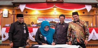 DPRD Sahkan Perda Tentang Cagar Budaya dan Rumah Kumuh DPRD) Kota Tanjungpinang gelar paripurna pengesahan dua Ranperda menjadi Perda di ruang rapat paripurna, kantor DPRD Tanjungpinang, Kepri, Selasa (8/11) F, Diskominfo Tanjungpinang