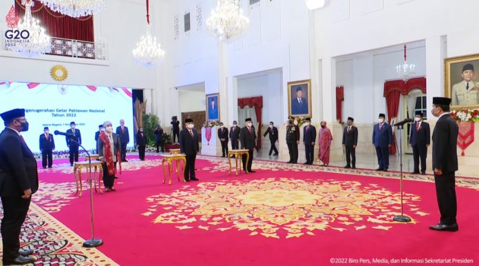 Presiden RI Joko Widodo (Jokowi) menganugerahkan gelar pahlawan nasional tahun 2022 kepada lima tokoh dari berbagai daerah yang telah berjasa bagi bangsa dan negara, di Istana Negara, Jakarta, Senin (07/11) F,Biro Pers,media dan Sekretariat Presiden