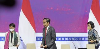 Duo Srikandi di KTT G20 Indonesia, Kisah 43 Tahun Pertemanan Sri Mulyani – Retno Marsudi Menlu Retno Marsudi dan Menkeu Sri Mulyani saat mendampingi Presiden Jokowi memberikan pernyataan pers, Rabu (16/11/2022), di Media Center KTT G20 Indonesia, di BICC, Bali. (Foto: Humas Setkab/Rahmat)