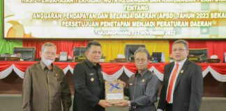 DPRD Provinsi Kepri Setujui dan Tetapkan Ranperda APBD Tahun 2023 Jadi Perda DPRD Kepri Setujui Ranperda APBD 2023 jadi Perda dalam rapat paripurna di Ruang Rapat Sidang Utama Balairung Raja Khalid DPRD Provinsi Kepulauan Riau, Selasa (22/11) F,Humas DPRD Kepri