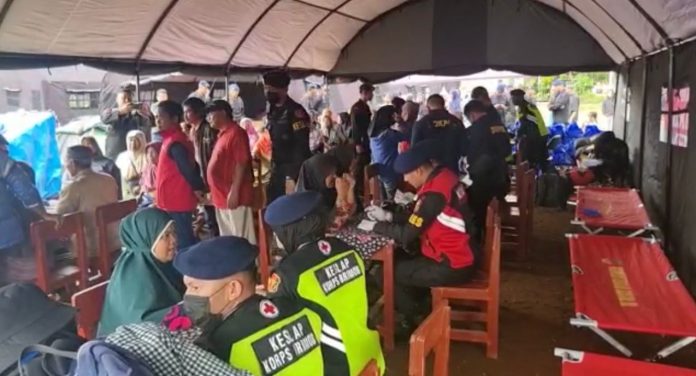Pada hari Sabtu (26/11) Tim pelayanan kesehatan Brimob, menyambangi posko pengungsian korban gempa Cianjur di Kampung Panyaweuyan, Desa Ciherang, Kecamatan Pacet F,Humas Polri