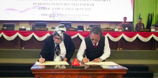 Ansar Tuduh Marlin Bolos Kerja untuk Kampanye, Pengamat Sebut itu Pernyataan Tidak Tepat, “Pilkada Saja Belum Mulai” Wakil Gubernur Kepri, Marlin saat menghadiri rapat paripurna di DPRD Kepri bersama Ketua DPRD Kepri, Jumaga Nadeak F,dok