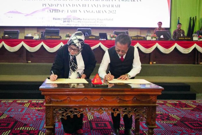 Wakil Gubernur Kepri, Marlin saat menghadiri rapat paripurna di DPRD Kepri bersama Ketua DPRD Kepri, Jumaga Nadeak F,dok