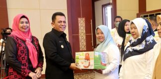 Kartika Kusumastuti Dikukuhkan Sebagai Ketua Forum Puspa Provinsi Kepri Bersama 42 Anggota Pengurus Gubernur Kepulauan Riau H. Ansar Ahmad mengukuhkan Ketua dan Pengurus Forum Partisipasi Publik untuk Kesejahteraan Perempuan dan Anak (PUSPA) Provinsi Kepulauan Riau periode 2022-2025 di Aula Wan Seri Beni, Dompak, Rabu (23/11) F,Diskominfo Kepri