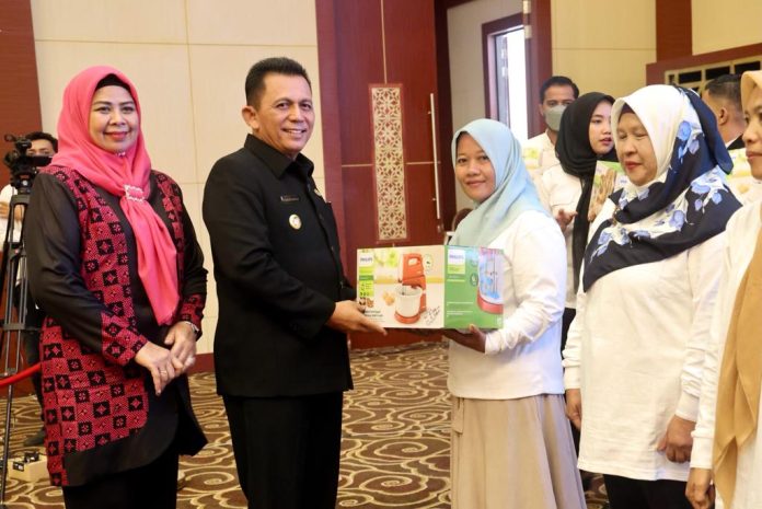 Gubernur Kepulauan Riau H. Ansar Ahmad mengukuhkan Ketua dan Pengurus Forum Partisipasi Publik untuk Kesejahteraan Perempuan dan Anak (PUSPA) Provinsi Kepulauan Riau periode 2022-2025 di Aula Wan Seri Beni, Dompak, Rabu (23/11) F,Diskominfo Kepri