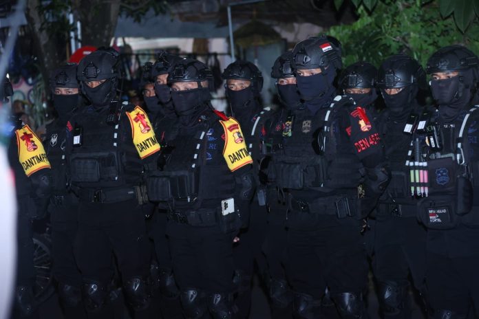 Kepolisian Republik Indonesia (Polri) memperketat keamanan KTT G20 dengan menggelar patroli skala sedang pada Minggu (13/11) malam F,Humas Polri