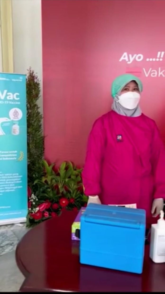 Pemerintah kembali mulai menggenjot cakupan vaksinasi COVID-19 baik dosis lengkap maupun booster. Dikutip dari laman kemkes.go.id Kementerian Kesehatan telah mengizinkan pemberian vaksinasi booster COVID-19 dosis kedua, atau suntikan keempat, kepada lansia berusia diatas 60 tahun F,tangkapan layar