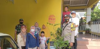 Keluarga Penerima Manfaat PKH Dilabeli Semprotan Dinas Sosial (dinsos) Kota Tanjungpinang melakukan penyemprotan labelisasi di rumah keluarga penerima manfaat (KPM) Program Keluarga Harapan (PKH) F,Diskominfo Tanjungpinang