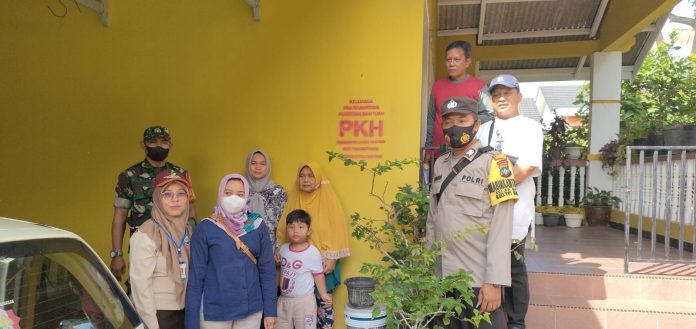 Dinas Sosial (dinsos) Kota Tanjungpinang melakukan penyemprotan labelisasi di rumah keluarga penerima manfaat (KPM) Program Keluarga Harapan (PKH) F,Diskominfo Tanjungpinang