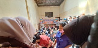 Warung Berkah Akhirat Polsek KKP Polresta Tanjungpinang Bagikan Makanan Tambahan untuk Para Tahanan Polresta Tanjungpinang bersama Warung Berkah Akhirat Polsek KKP Polresta Tanjungpinang memberi kejutan kepada tahanan Mapolresta Tanjungpinang, Selasa (29/11) F,Polsek KKP Polresta Tanjungpinang