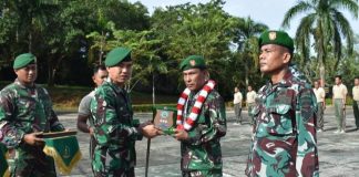Dandim Lepas Lima Prajurit yang Telah Purna Tugas Komandan Kodim (Dandim) 0315/Tanjungpinang Kolonel Inf Tommy Anderson, M.PICT memimpin langsung Acara Korps Raport Wisuda Purna Tugas dan Pindah Satuan Prajurit TNI-AD Kodim 0315/Tanjungpinang di Lapangan Upacara Makodim 0315/Tanjungpinang, Jalan Ahmad Yani Kota Tanjungpinang, Jumat (04/11) F,Pendim 0315