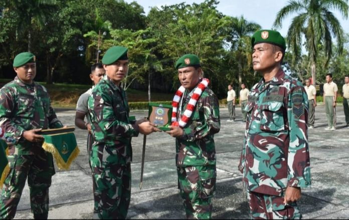 Komandan Kodim (Dandim) 0315/Tanjungpinang Kolonel Inf Tommy Anderson, M.PICT memimpin langsung Acara Korps Raport Wisuda Purna Tugas dan Pindah Satuan Prajurit TNI-AD Kodim 0315/Tanjungpinang di Lapangan Upacara Makodim 0315/Tanjungpinang, Jalan Ahmad Yani Kota Tanjungpinang, Jumat (04/11) F,Pendim 0315