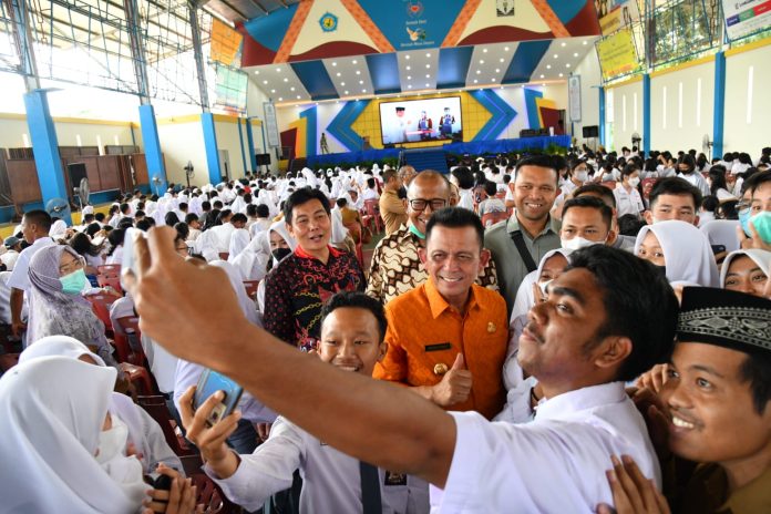 Gubernur Kepulauan Riau H. Ansar Ahmad membuka acara Ekspresi Indonesia Muda, Pelibatan Pemuda dalam Pencegahan Radikalisme dan Terorisme dengan Pitutur Kebangsaan di GOR Sekolah Yos Sudarso, Selasa (15/11) F,Diskominfo Kepri