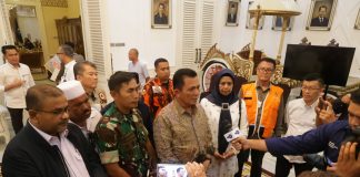 Gubernur Ansar Serahkan Bantuan Kemanusiaan Sebesar Rp769 Juta Bagi Korban Gempa di Cianjur Bantuan kemanusiaan untuk Gempa di Cianjur diberikan langsung Gubernur Kepulauan Riau H. Ansar Ahmad berupa uang tunai sebesar Rp769 juta untuk para korban di Pendopo Kantor Bupati Cianjur, Jawa Barat, Selasa (29/11) F,Diskominfo Kepri