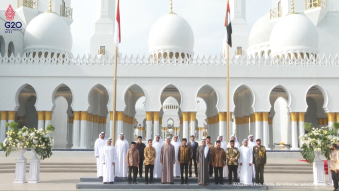 Sesi foto bersama usai peresmian Masjid Raya Sheikh Zayed Solo, Senin (14/11/2022), Sumber Foto Setkab