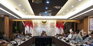 Pemerintah Turunkan Tingkat Suku Bunga KUR Super Mikro Jadi 3 Persen Menko Perekonomian Airlangga Hartarto saat memimpin Rapat Koordinasi Komite Kebijakan Pembiayaan Bagi UMKM terkait Evaluasi Program KUR Tahun Anggaran 2022 dan Usulan Perubahan Kebijakan KUR 2023, Senin (28/11/2022), di Jakarta. (Foto: Humas Kemenko Perekonomian)