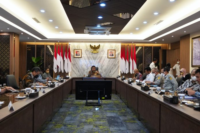 Menko Perekonomian Airlangga Hartarto saat memimpin Rapat Koordinasi Komite Kebijakan Pembiayaan Bagi UMKM terkait Evaluasi Program KUR Tahun Anggaran 2022 dan Usulan Perubahan Kebijakan KUR 2023, Senin (28/11/2022), di Jakarta. (Foto: Humas Kemenko Perekonomian)