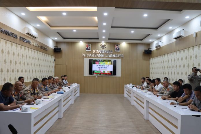 Polresta Tanjungpinang menggelar kegiatan Latihan Pra Operasi Kepolisian Lilin Seligi 2022 dalam rangka pengamanan Natal 2022 dan tahun baru 2023 di Rupatama Wicaksana Laghawa Polresta Tanjungpinang, Selasa (20/12) F,Polresta Tanjungpinang
