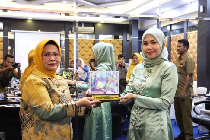 pertemuan Bunda PAUD Bintan, Hafizha Rahmadhani dengan Bunda PAUD Karimun Hj. Raja Azmah, di Ruang Rapat II Kantor Bupati Bintan Senin (13/12) F,Pemkab Bintan