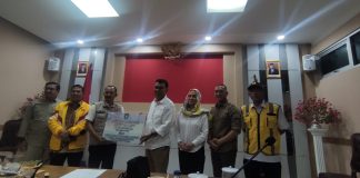 Pemprov Kepri Bantu Korban Banjir di Natuna Rp300 Juta Dewi Kumalasari Ansar ditugaskan langsung oleh Gubernur Kepri H. Ansar Ahmad untuk mengantarkan bantuan korban banjir yang diterima Bupati Natuna Wan Siswandi di Ranai, Sabtu (17/12) F,Diskominfo Kepri