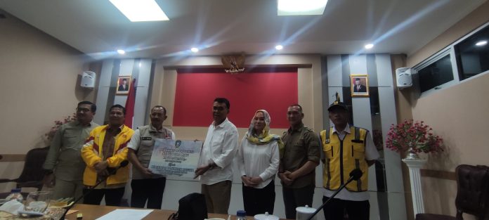 Dewi Kumalasari Ansar ditugaskan langsung oleh Gubernur Kepri H. Ansar Ahmad untuk mengantarkan bantuan korban banjir yang diterima Bupati Natuna Wan Siswandi di Ranai, Sabtu (17/12) F,Diskominfo Kepri