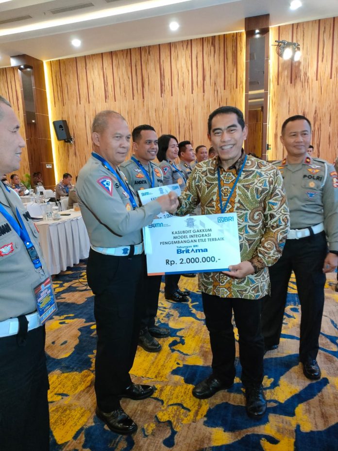 Polda Kepri mendapatkan penghargaan dari Vice President Bank BRI, Pram Purnama karena telah berperan aktif dalam pengembangan penegakan hukum berbasis digital yakni ETLE, Kamis (1/12) F,Polda Kepri
