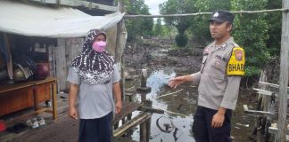 Curah Hujan Tinggi, Warga Diminta Segera Lapor Jika ada Potensi Bencana Bhabinkamtibmas Kelurahan Sei Jang, Polsek Bukit Bestari Polresta Tanjungpinang, Bripka Sahirin, terjun ke warga memberikan himbauan Kamtibmas terkait kondisi cuaca yang ekstrim, Kamis (15/12) F,Polresta Tanjungpinang