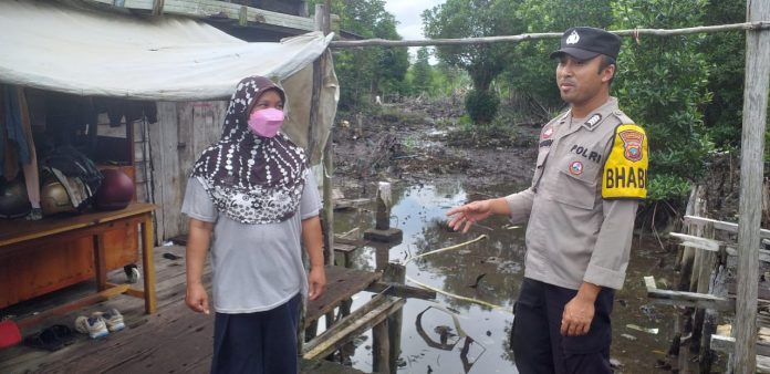 Bhabinkamtibmas Kelurahan Sei Jang, Polsek Bukit Bestari Polresta Tanjungpinang, Bripka Sahirin, terjun ke warga memberikan himbauan Kamtibmas terkait kondisi cuaca yang ekstrim, Kamis (15/12) F,Polresta Tanjungpinang