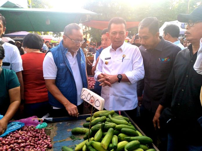 Menteri Perdagangan RI Zulkifli Hasan bersama Gubernur Kepri H. Ansar Ahmad dan Walikota Batam M. Rudi kunjungi Pasar Rakyat Toss 3000 yang merupakan pasar rakyar terbesar di Kepri, Sabtu (17/12) F,Diskominfo Kepri