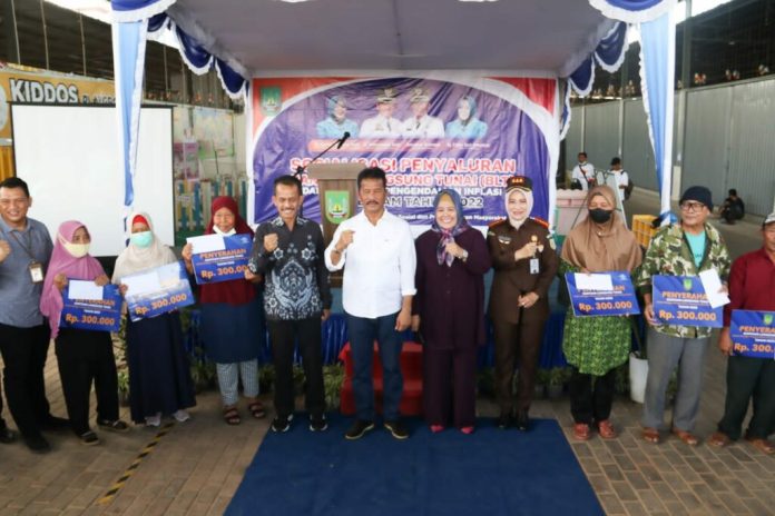  Sekretaris Direktorat Jenderal Pemberdayaan Sosial, Beni Sujanto apresiasi program pemberian Bantuan Langsung Tunai (BLT) untuk masyarakat yang bersumber dari Anggaran Pendapatan Belanja Daerah (APBD) Kota Batam, F,Pemko Batam