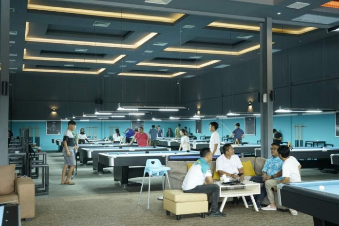 Rumah Biliar Eastside menjadi wahana olahraga terbesar di Sumatera. Tempat itu berlokasi di Golden City Workshop, Blok. D, No. 10-13, Bengkong Laut F,Dispar Batam