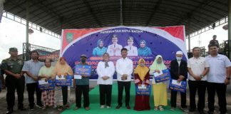 Wali Kota Batam Ditemani Wagub Kepri Beri BLT di Kecamatan Sagulung Walikota-Kepala BP Batam Haji Muhammad Rudi dan Wakil Gubernur (Wagub) Marlin Agustina Rudi salurkan Bantuan Langsung Tunai (BLT) Pemko Batam di Kecamatan Sagulung, Rabu (7/12) F,Pemko Batam