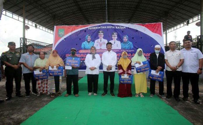 Walikota-Kepala BP Batam Haji Muhammad Rudi dan Wakil Gubernur (Wagub) Marlin Agustina Rudi salurkan Bantuan Langsung Tunai (BLT) Pemko Batam di Kecamatan Sagulung, Rabu (7/12) F,Pemko Batam