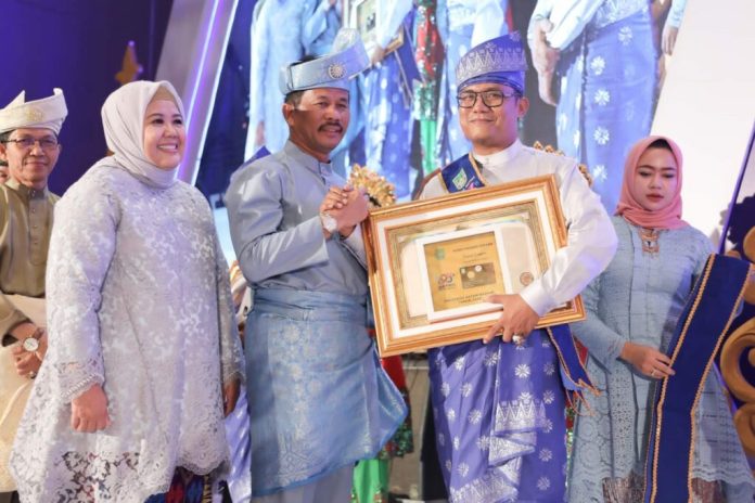 Wali Kota Batam M Rudi Memberikan Anugerah Batam Madani Tahun 2022 kepada para tokoh yang dinilai telah memberikan kontribusi bagi pembangunan Batam di Best Western Premier Panbil, Minggu (18/12/2022) F,Pemko Batam