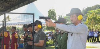 Latihan Tembak Sambil Silaturahmi, Walikota Rudi “Bersama Kita Bina Kekompakan” Wali Kota Batam muhammad Rudi mengikuti kegiatan latihan menembak di lapangan tembak Mako Yonif 10 Marinir Satria Bumi Yudha (SBY) bersama jajaran Forum Komunikasi Pimpinan Daerah (Forkopimda) Kota Batam, Selasa (20/12) F,Pemko Batam