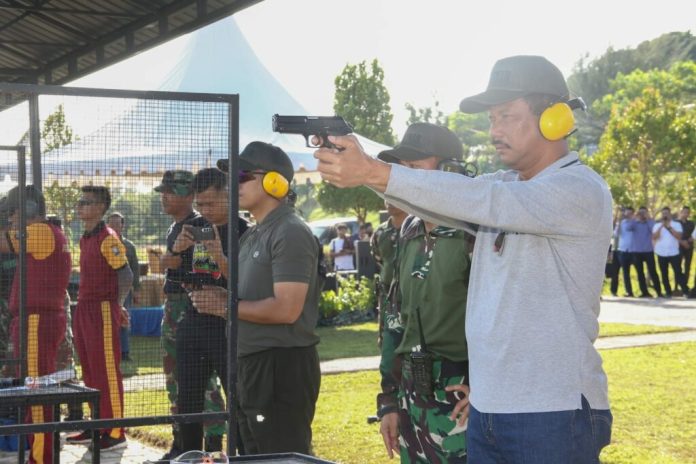 Wali Kota Batam muhammad Rudi mengikuti kegiatan latihan menembak di lapangan tembak Mako Yonif 10 Marinir Satria Bumi Yudha (SBY) bersama jajaran Forum Komunikasi Pimpinan Daerah (Forkopimda) Kota Batam, Selasa (20/12) F,Pemko Batam