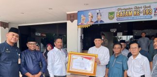 Warga Kecamatan Batuaji Serahkan Bantuan Korban Bencana di Cianjur ke Wali Kota Batam Jumat (23/12) lalu F,Pemko Batam