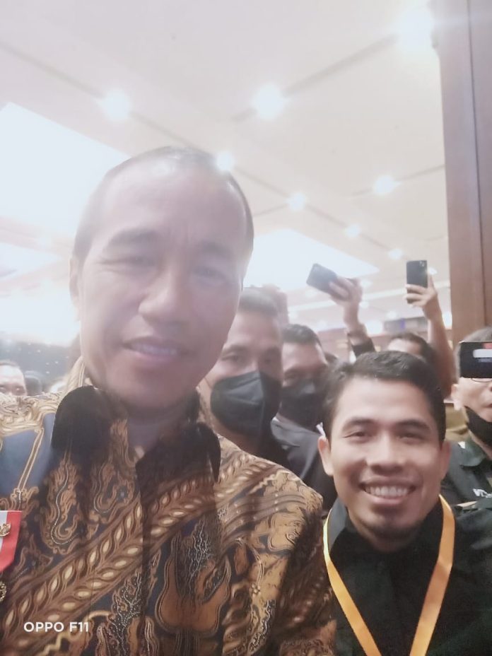 Ketua Bawaslu Kota Tanjungpinang Muhamad Zaini selfie bersama Presiden RI Jokowi, saat acara Konsolidasi Nasional Pengawasan Pemilu Tahun 2024 di Gedung Bidakara Jakarta F,Bawaslu