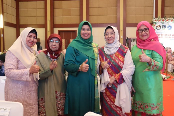 Penasehat Dharma Wanita Persatuan (DWP) Provinsi Kepulauan Riau Hj. Dewi Kumalasari Ansar menghadiri kegiatan Peringatan Hari Ulang Tahun (HUT) DWP ke-23 dan Hari Ibu ke-94 Tingkat Provinsi Kepulauan Riau tahun 2022 di Aula Wan Seri Beni, Dompak, Kamis (22/12) f,Diskominfo Kepri
