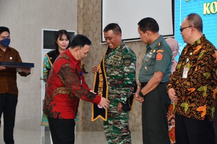 Komandan Korem 033 / Wira Pratama Brigadir Jenderal TNI Yudi Yulistyanto, M.A., M.Sc. dikukuhkan menjadi Duta dan Bapak Asuh Anak Stunting oleh Deputi Bidang KSPK BKKBN RI, Nopian Andusti,S.E.,M.T. di gedung serbaguna, Makorem 033/WP, Kepulauan Riau , Kamis (15/12) F,Korem 033